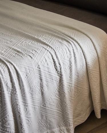 COTTON BEDSPREAD WITH GEOMETRIC DESIGN