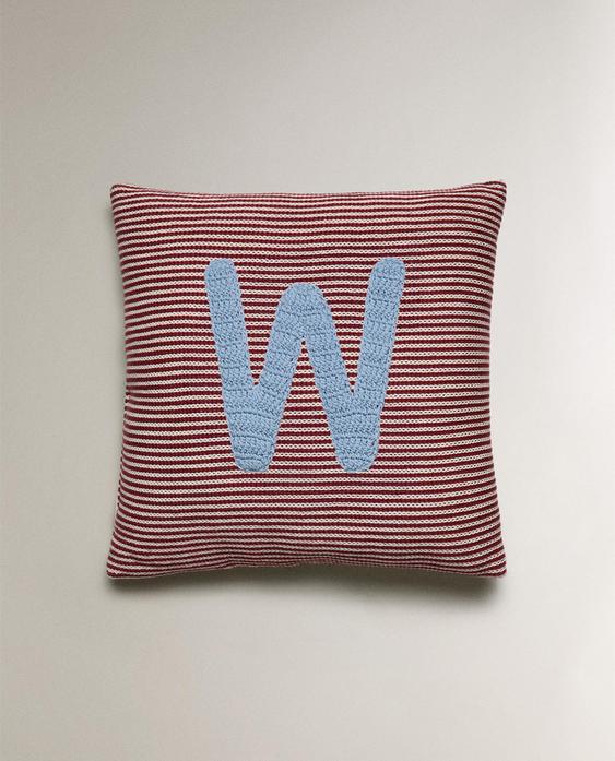 وسادة للأطفال مطرزة بحرف W وسادة للأطفال مطرزة بحرف W