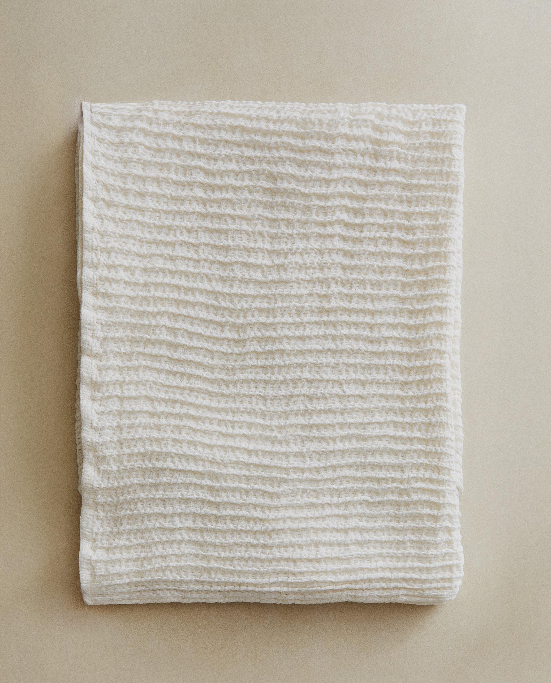 ザラホーム   バスローブと90×150のラインストーン付きバスタオルセット Bathroom towels | Zara Home United States of America | New