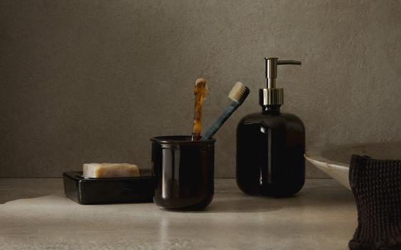 BROWN GLASS BATHROOM ACCESSORIES