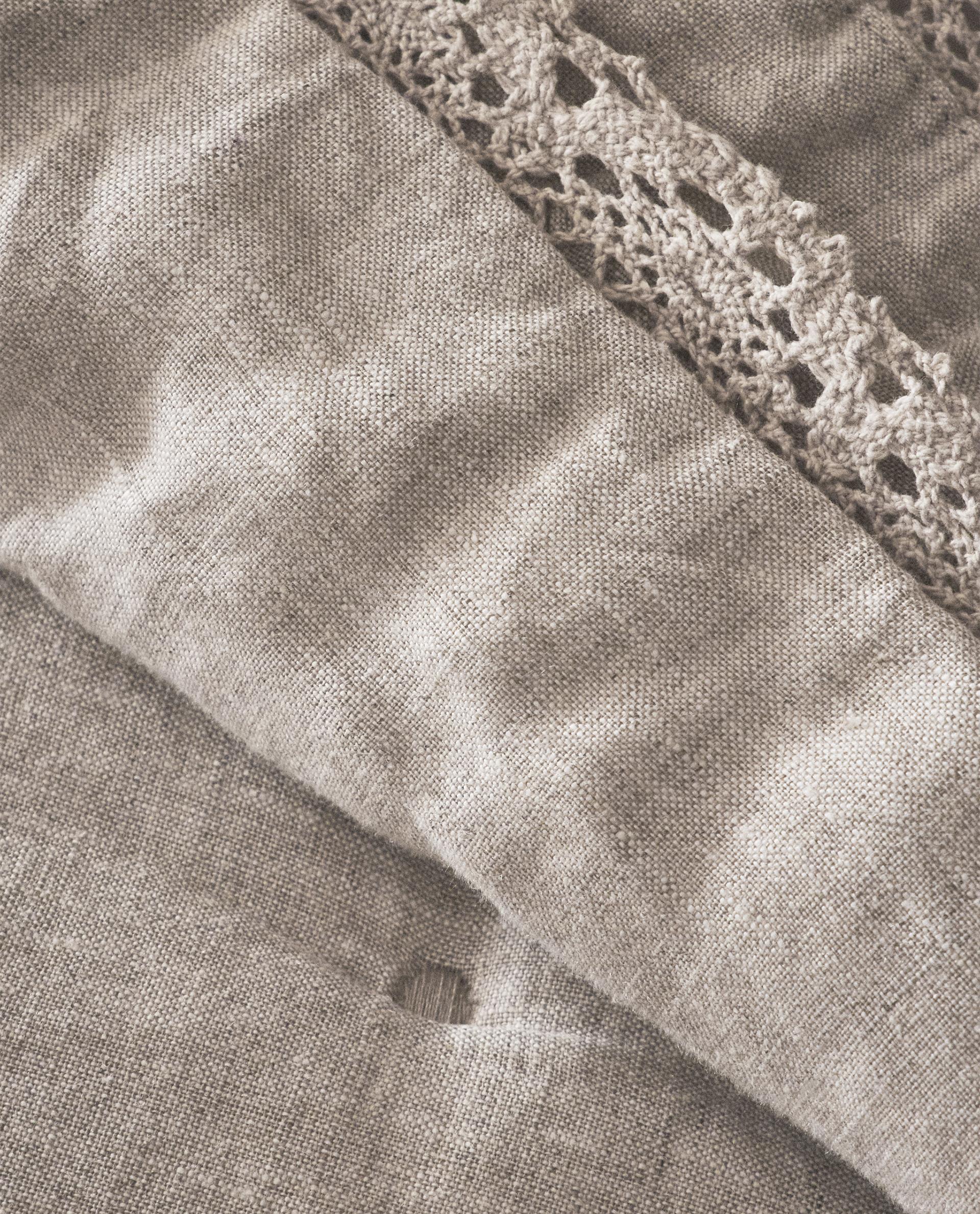 لحاف كتان بحافة دانتيل لحاف كتان بحافة دانتيل