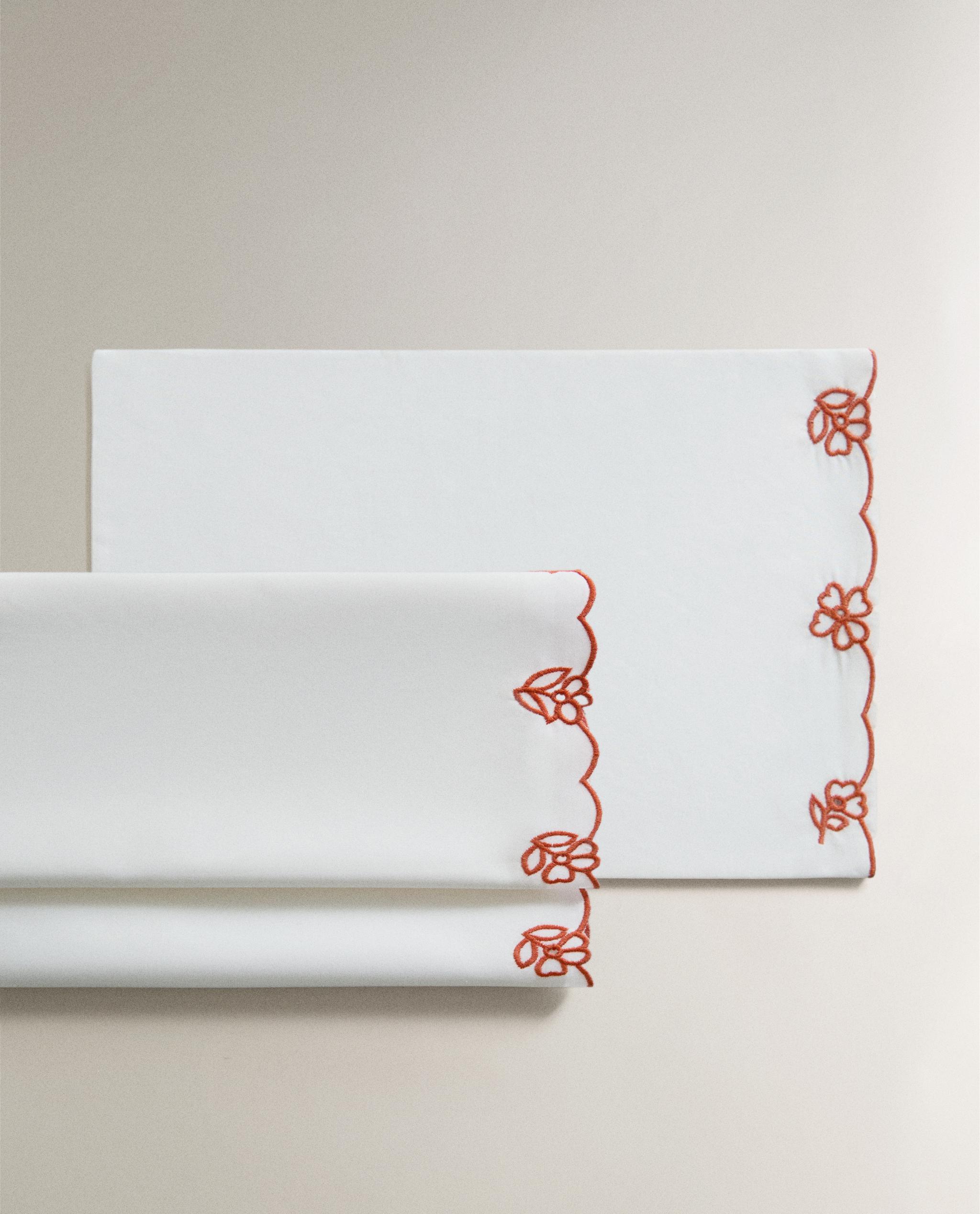 COT PILLOWCASE AND FLAT SHEET SET WITH EMBROIDERED FLOWERS product thumbnail 4