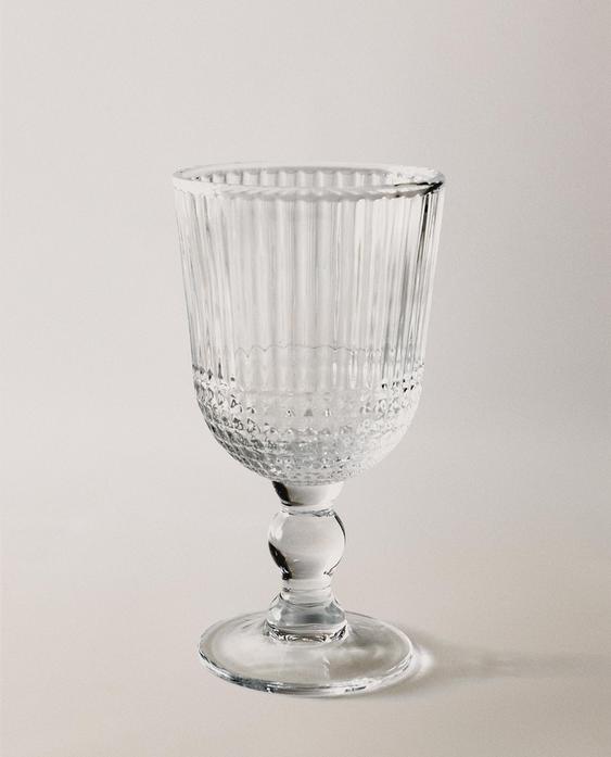 GLAS MIT GEOMETRISCHEM RELIEF