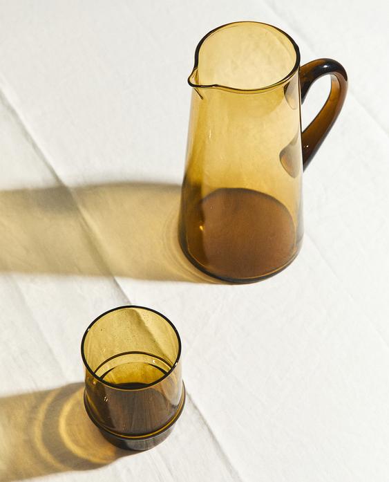 الإبريق وكوب من العنبر