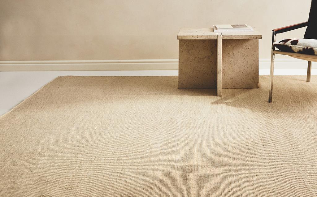 WOLLEN VLOERKLEED MET GOLVENDE STREPEN WOLLEN VLOERKLEED MET GOLVENDE STREPEN