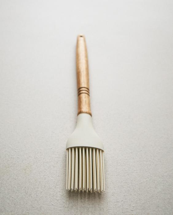 SILICONE AND WOODEN BRUSH