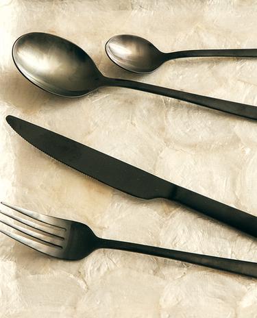 BLACK STEEL CUTLERY SET (SET OF 4)