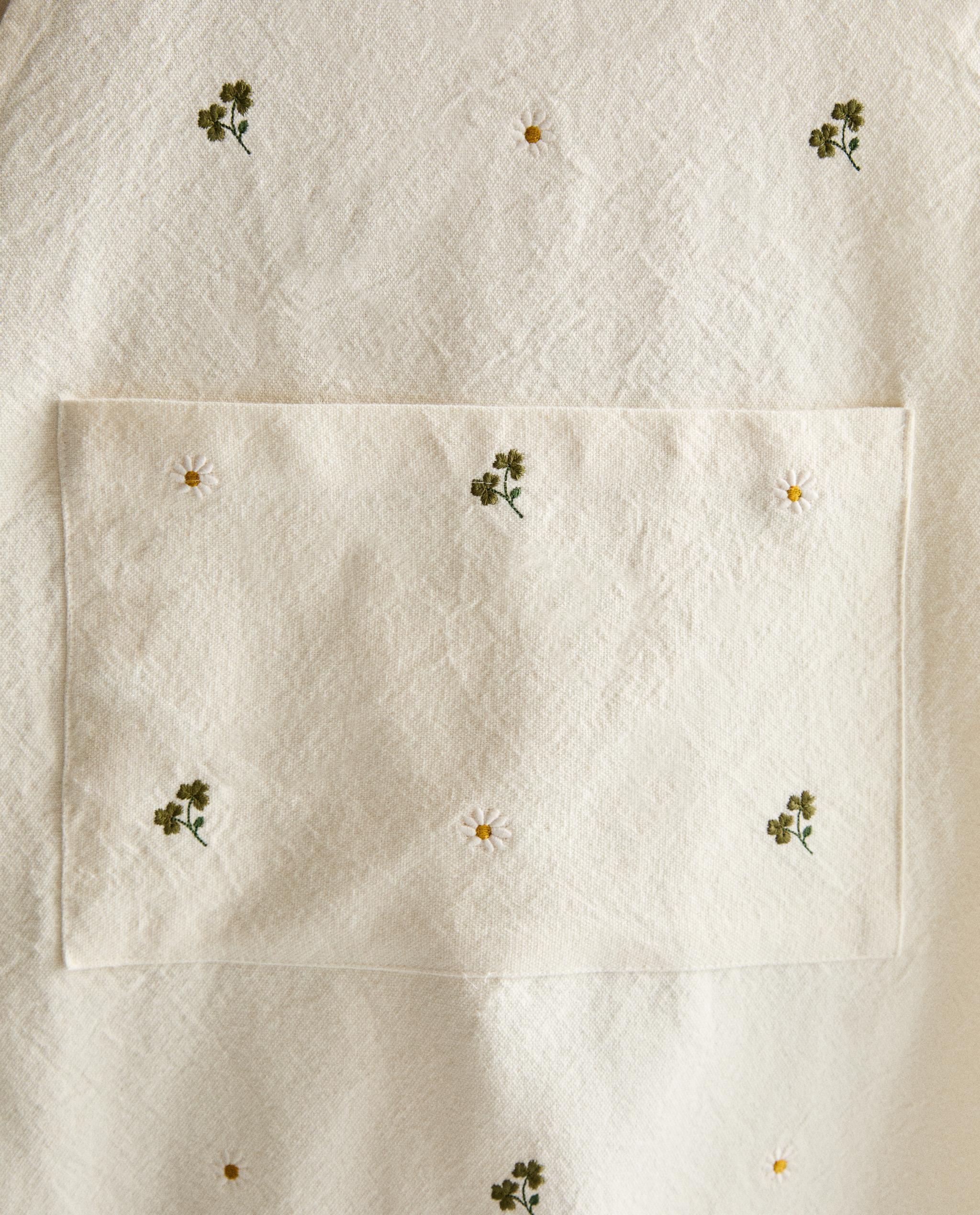APRON WITH EMBROIDERED CLOVER product thumbnail 3