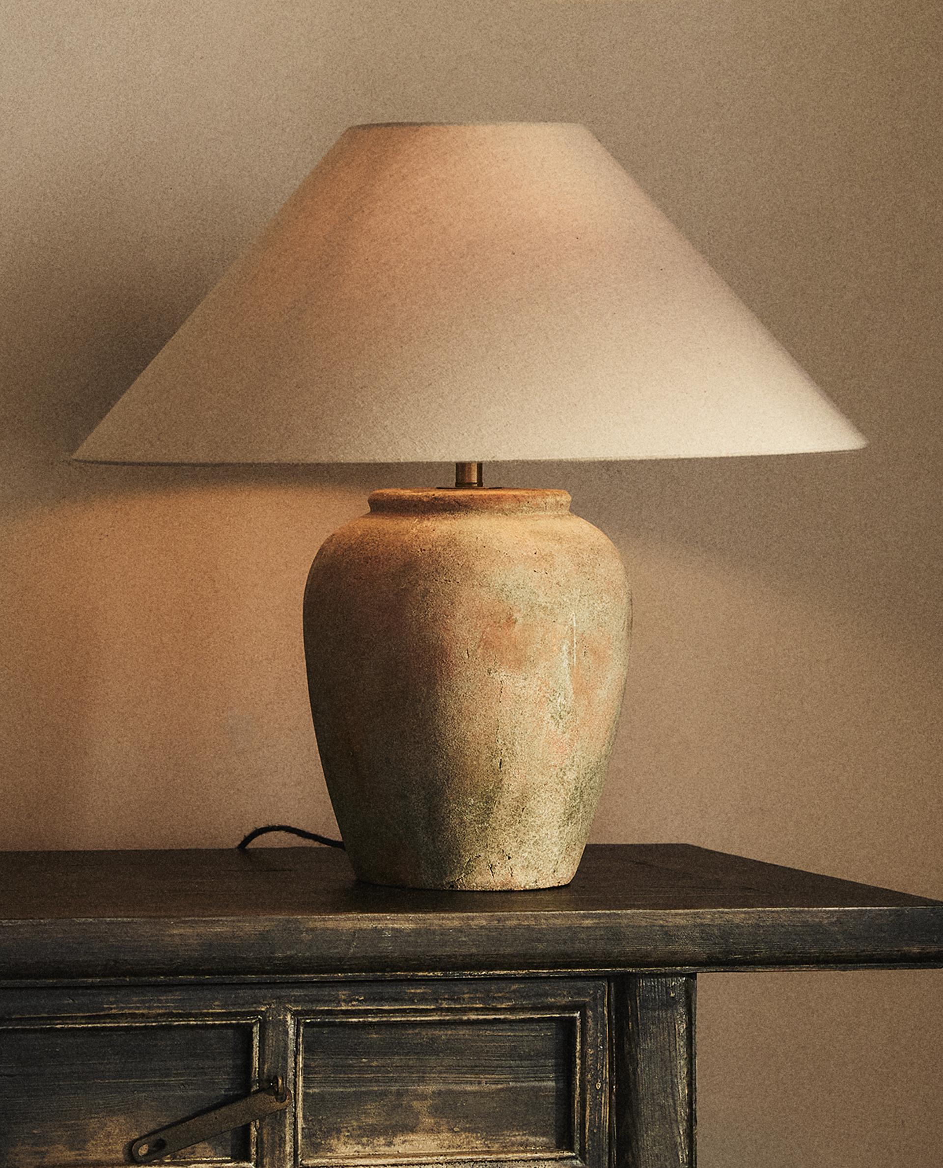 LAMP WITH CERAMIC BASE