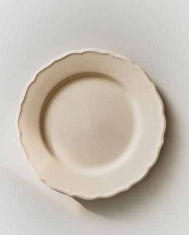 EARTHENWARE DINNER DISH WITH RAISED-DESIGN EDGE