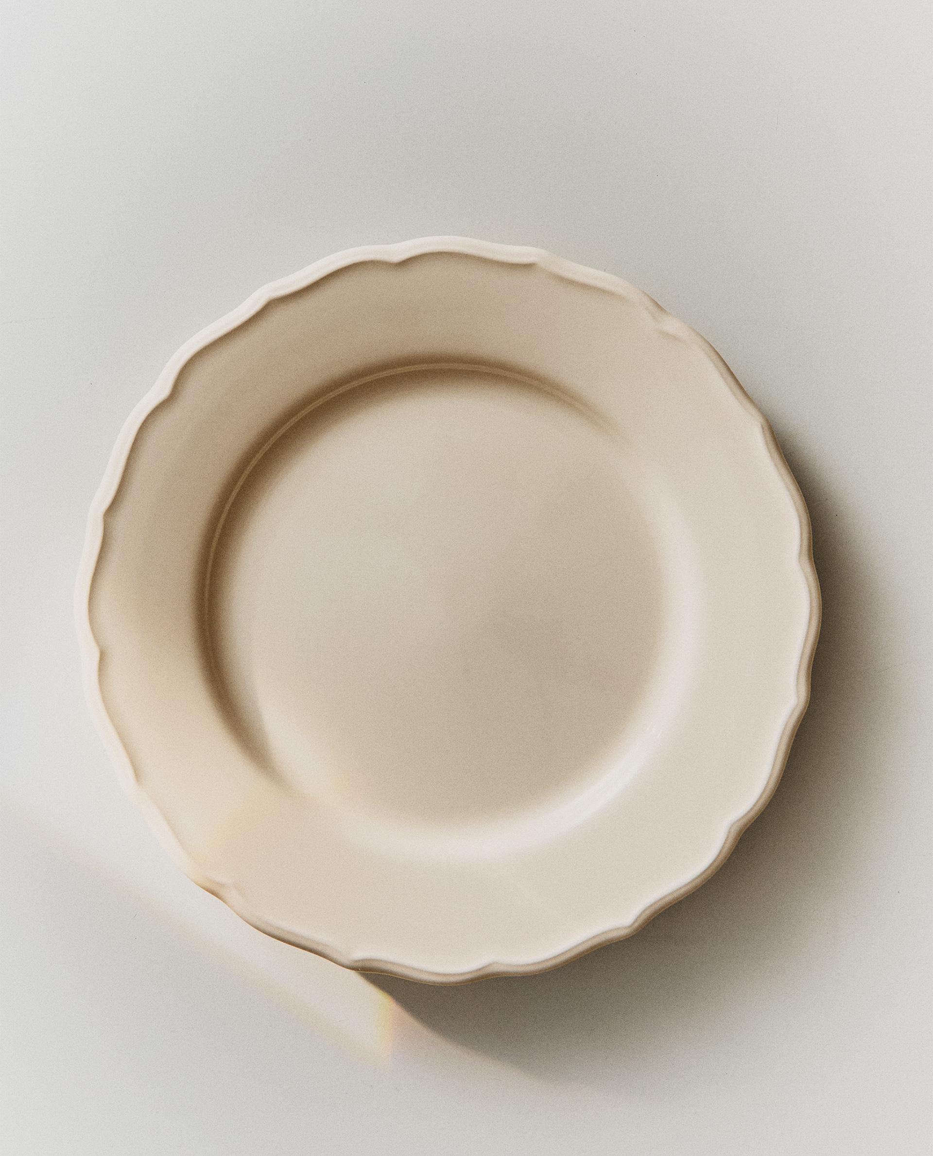 EARTHENWARE DINNER DISH WITH RAISED-DESIGN EDGE EARTHENWARE DINNER DISH WITH RAISED-DESIGN EDGE