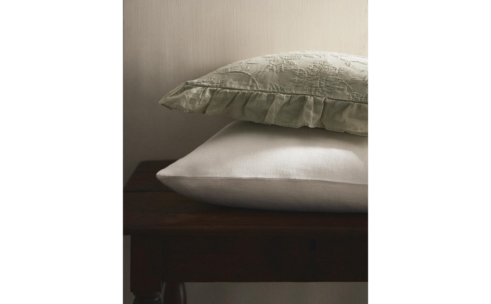 ŽAKARDINIS DEKORATYVINĖS PAGALVĖLĖS UŽVALKALAS SU RAUKTINUKAIS ŽAKARDINIS DEKORATYVINĖS PAGALVĖLĖS UŽVALKALAS SU RAUKTINUKAIS