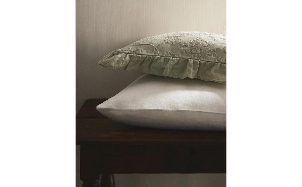 ŻAKARDOWA POSZEWKA NA PODUSZKĘ DEKORACYJNĄ Z FALBANĄ ŻAKARDOWA POSZEWKA NA PODUSZKĘ DEKORACYJNĄ Z FALBANĄ