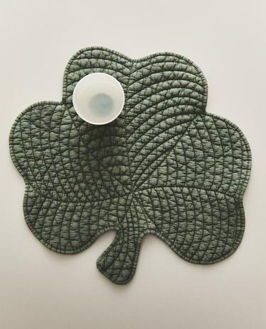 مفرش مبطن بطبعة برسيم