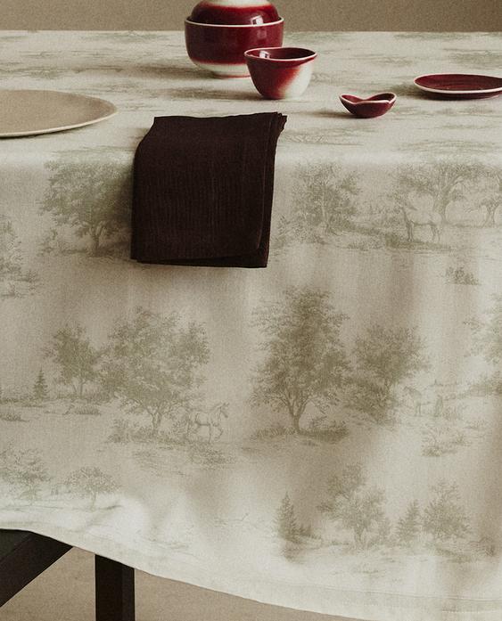 مفرش مائدة حصان بتصميم توال دو جوي مفرش مائدة حصان بتصميم توال دو جوي