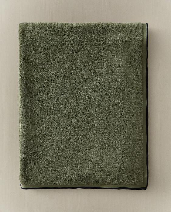 BATH TOWEL WITH COLOURED TOPSTITCHING BATH TOWEL WITH COLOURED TOPSTITCHING