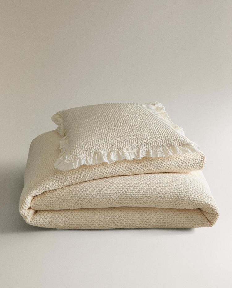 DĚTSKÝ PŘEHOZ S MINI VAFLOVOU STRUKTUROU A LEMEM S VOLÁNEM DĚTSKÝ PŘEHOZ S MINI VAFLOVOU STRUKTUROU A LEMEM S VOLÁNEM