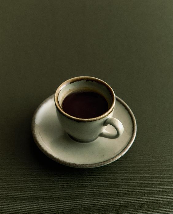 PORCELAIN TEACUP WITH ANTIQUE FINISH RIM