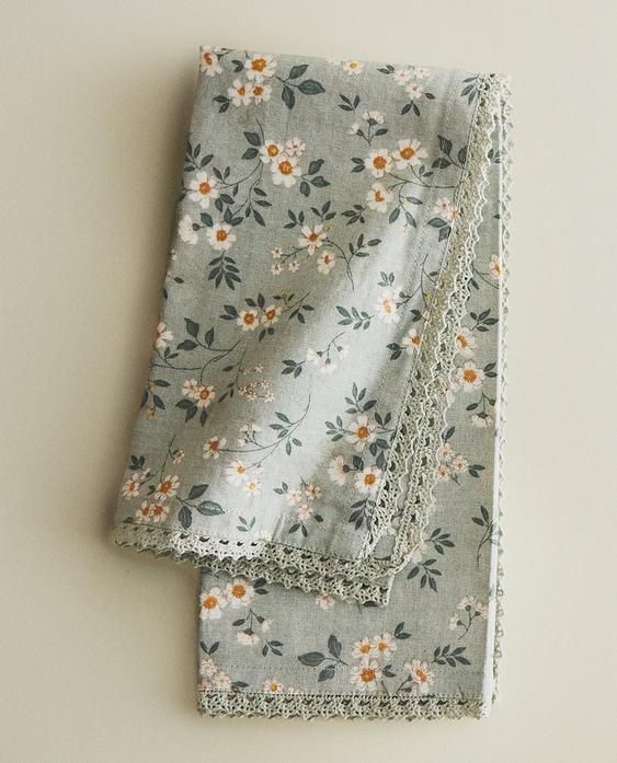 LOT DE SERVIETTES FLEURS SAUVAGES AVEC DENTELLE (LOT DE 2) LOT DE SERVIETTES FLEURS SAUVAGES AVEC DENTELLE (LOT DE 2)