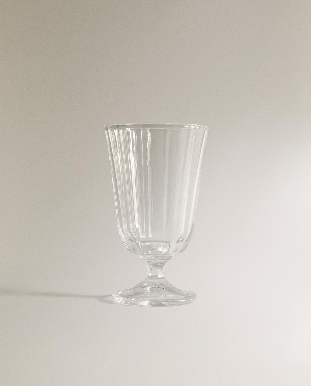 RAISED FACETED WINE GLASS