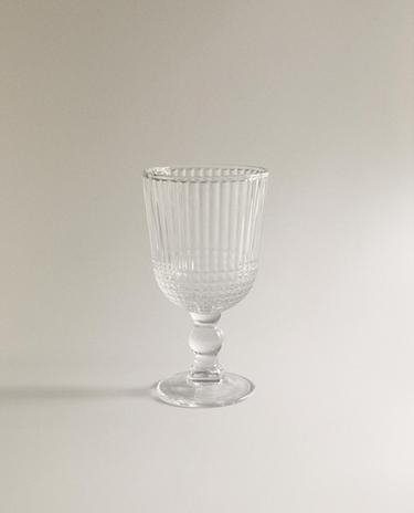 كأس بتصميم هندسي بارز