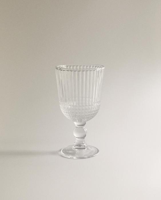 WINE GLASS WITH RAISED GEOMETRIC DESIGN