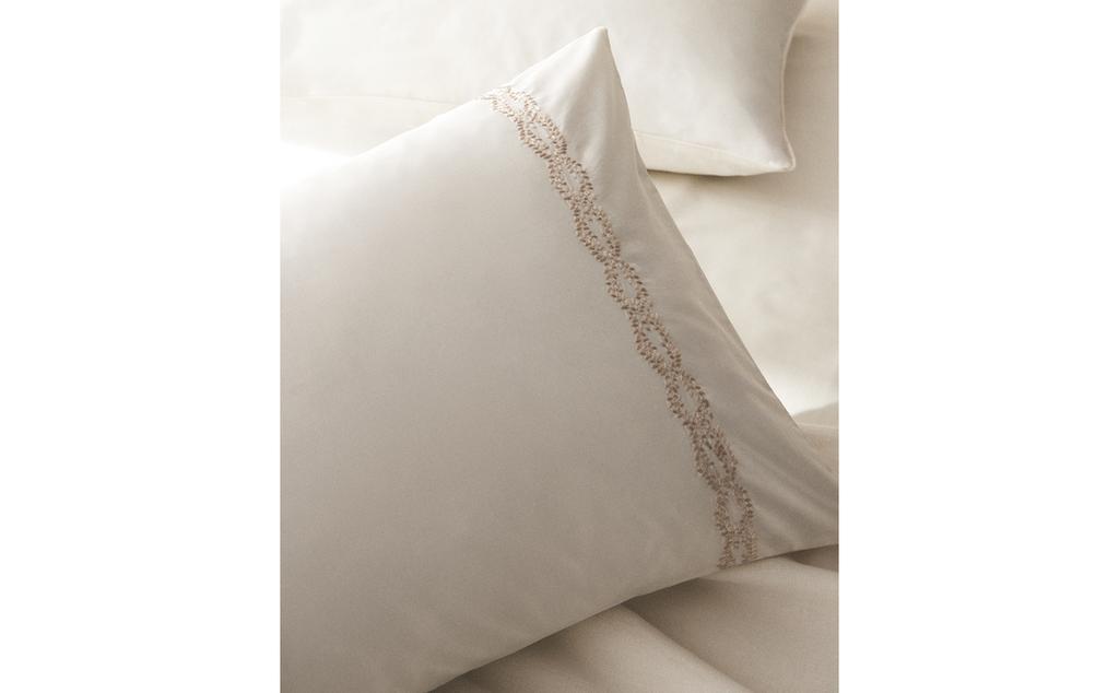 غلاف مخدة ساتان مطرز غلاف مخدة ساتان مطرز