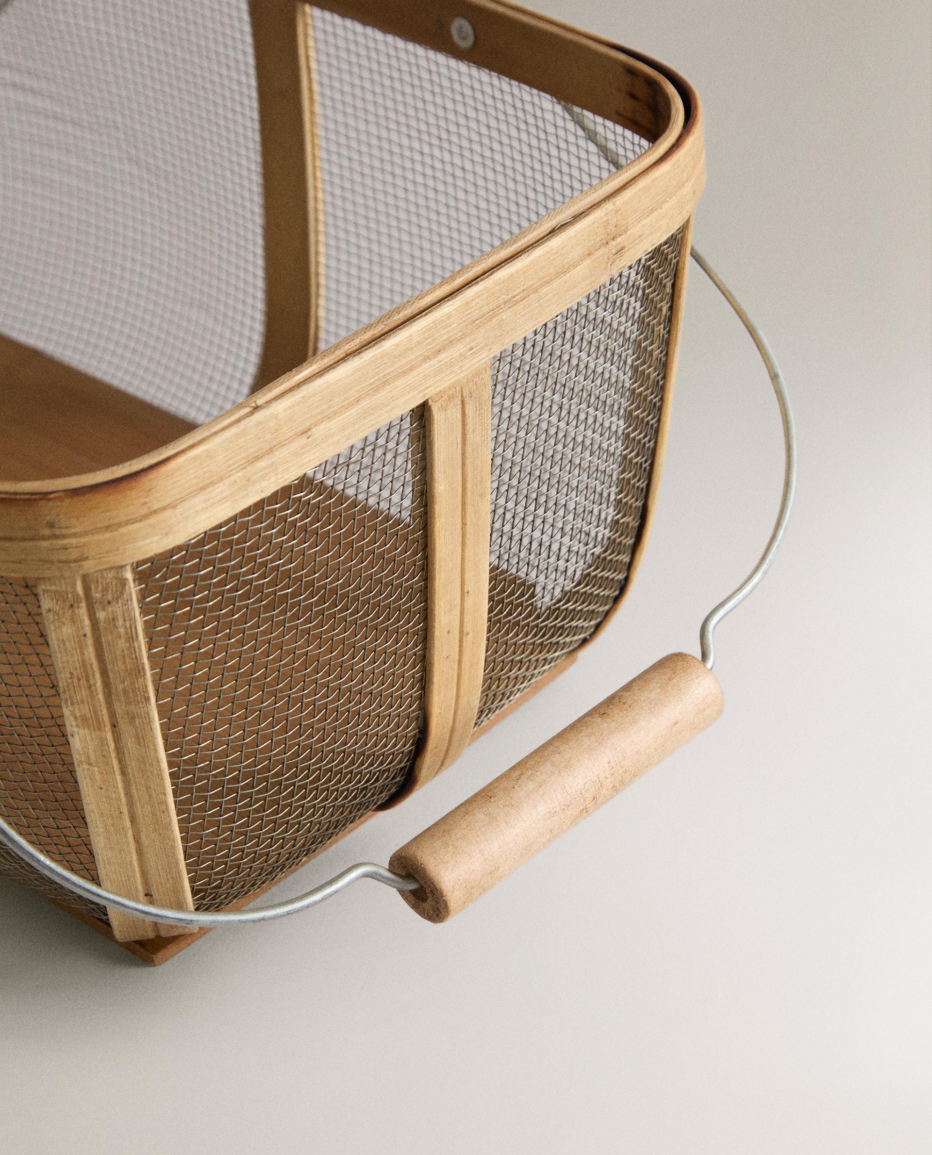 BASKET WITH WOODEN HANDLE AND METAL