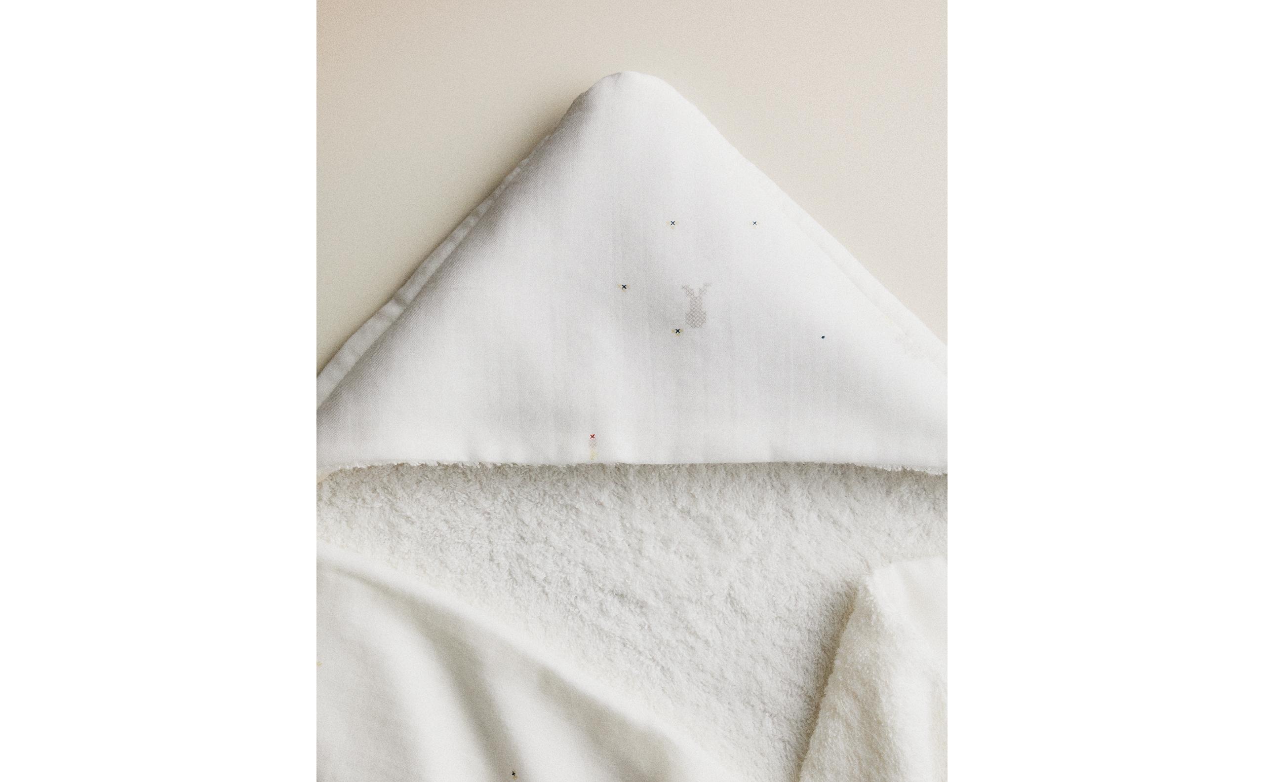 HOODED MUSLIN BABY BATH TOWEL WITH RABBITS product thumbnail 2