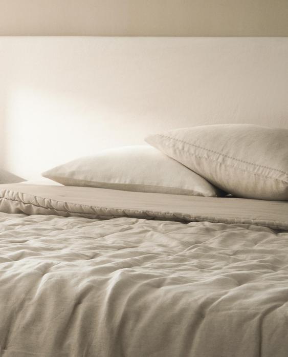 PADDED LINEN QUILTED BEDSPREAD WITH DOTS