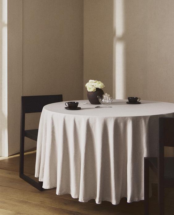 RUND BORDSDUK MED VÅGFORMAD KANT