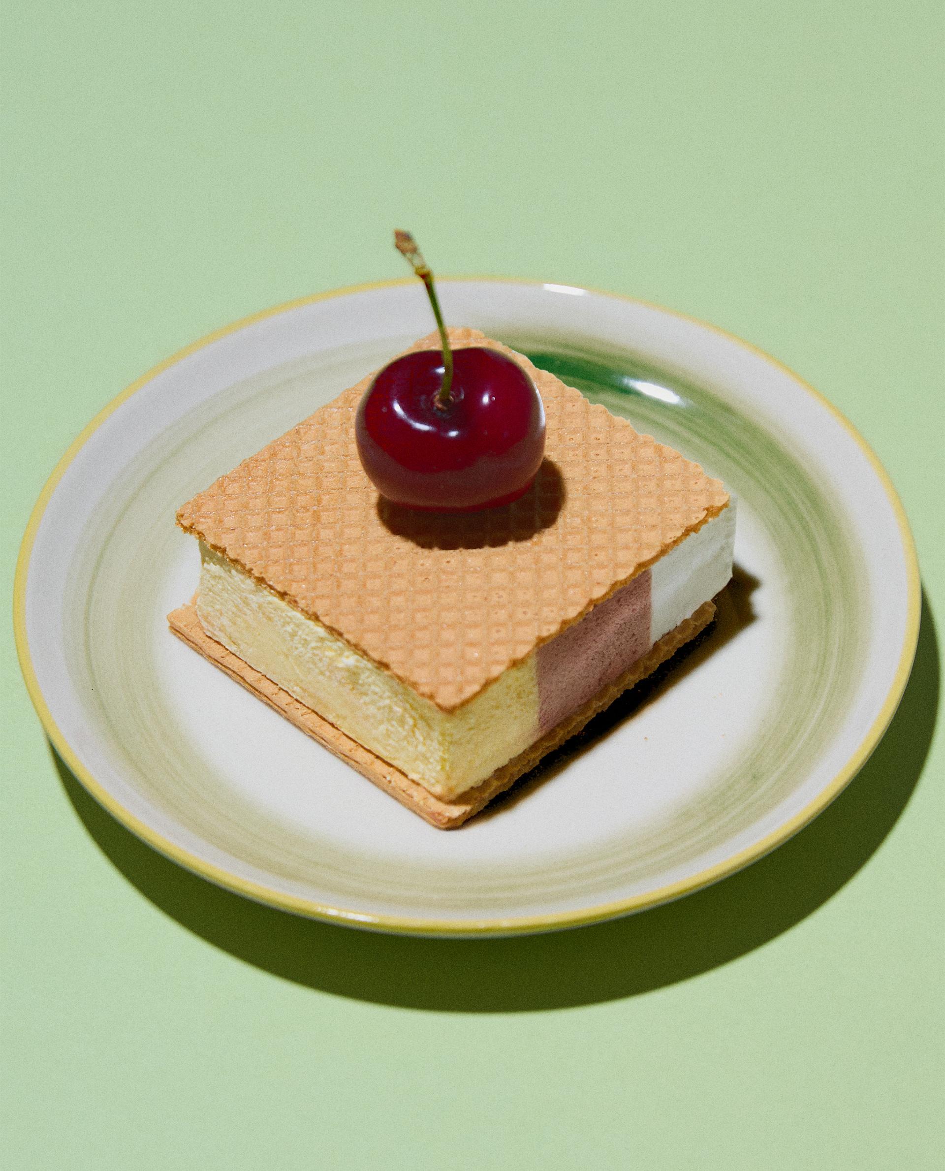 STONEWARE ICE CREAM DESSERT PLATE