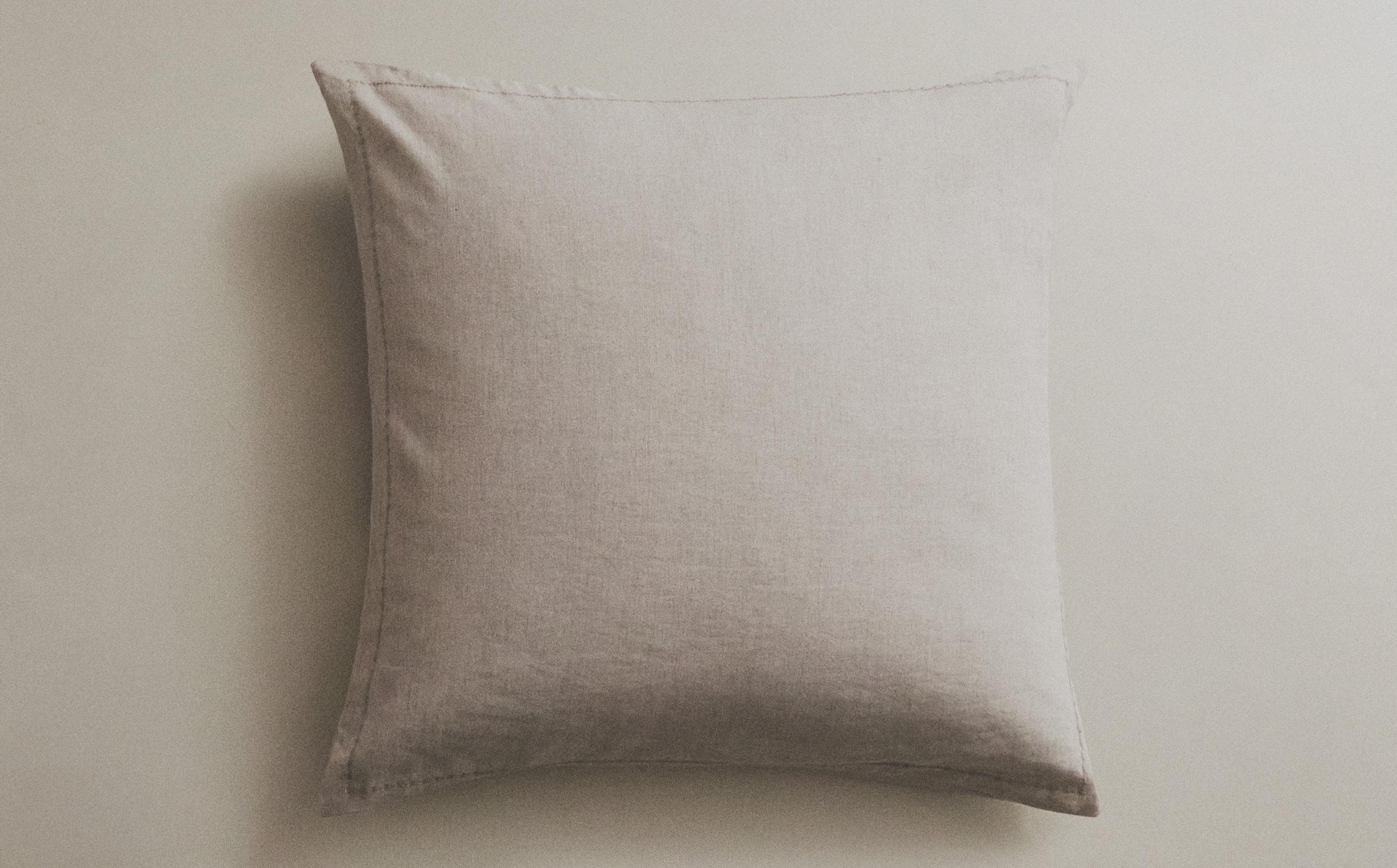QUILTED LINEN CUSHION COVER WITH DOTS product thumbnail 3