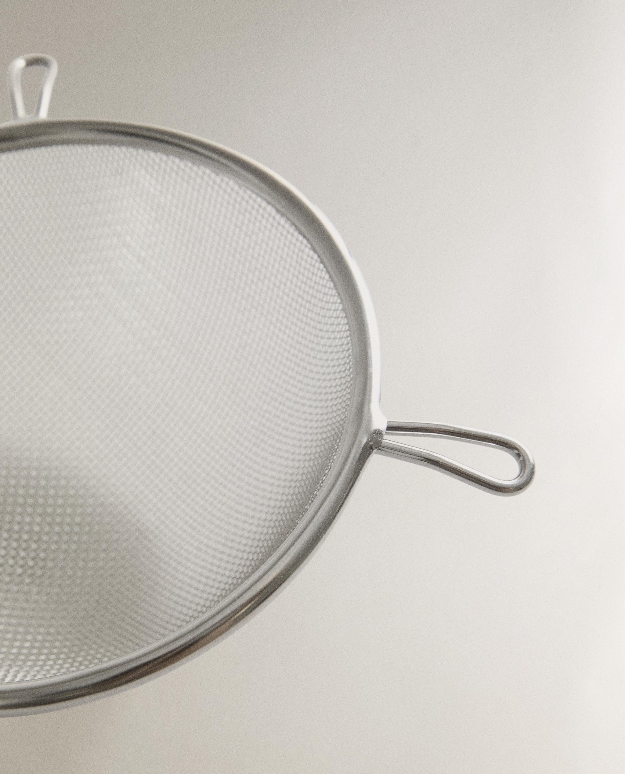 STEEL COLANDER WITH OAK WOOD HANDLE product thumbnail 3