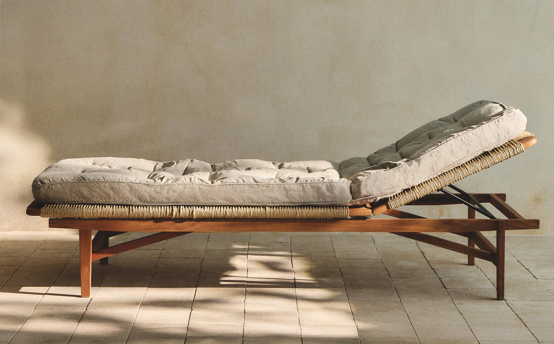 CHAISE LONGUE EXTÉRIEURE TECK ET MATELAS D'ASSISE LIN CHAISE LONGUE EXTÉRIEURE TECK ET MATELAS D'ASSISE LIN