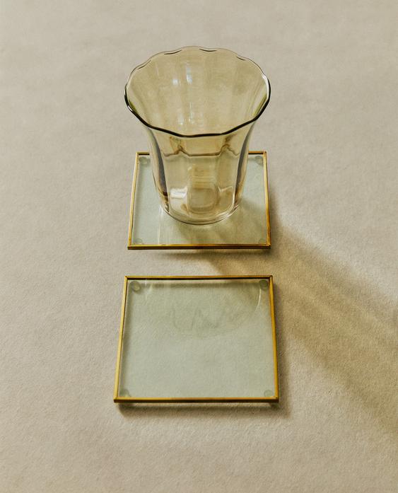 כוס זכוכית מתרחבת ותחתיות מתכת וזכוכית