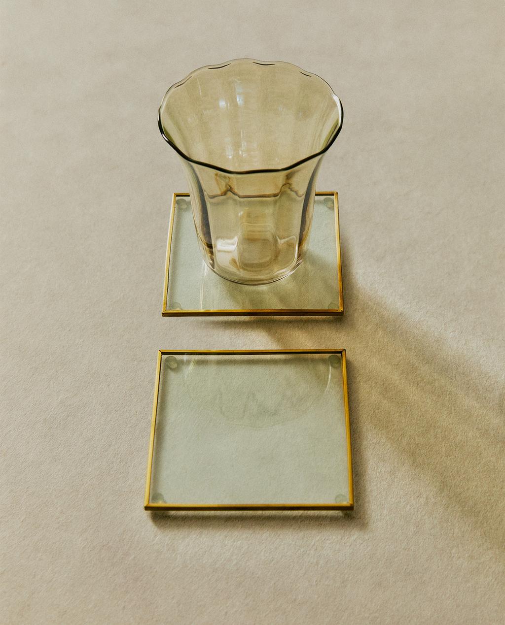 כוס זכוכית מתרחבת ותחתיות מתכת וזכוכית