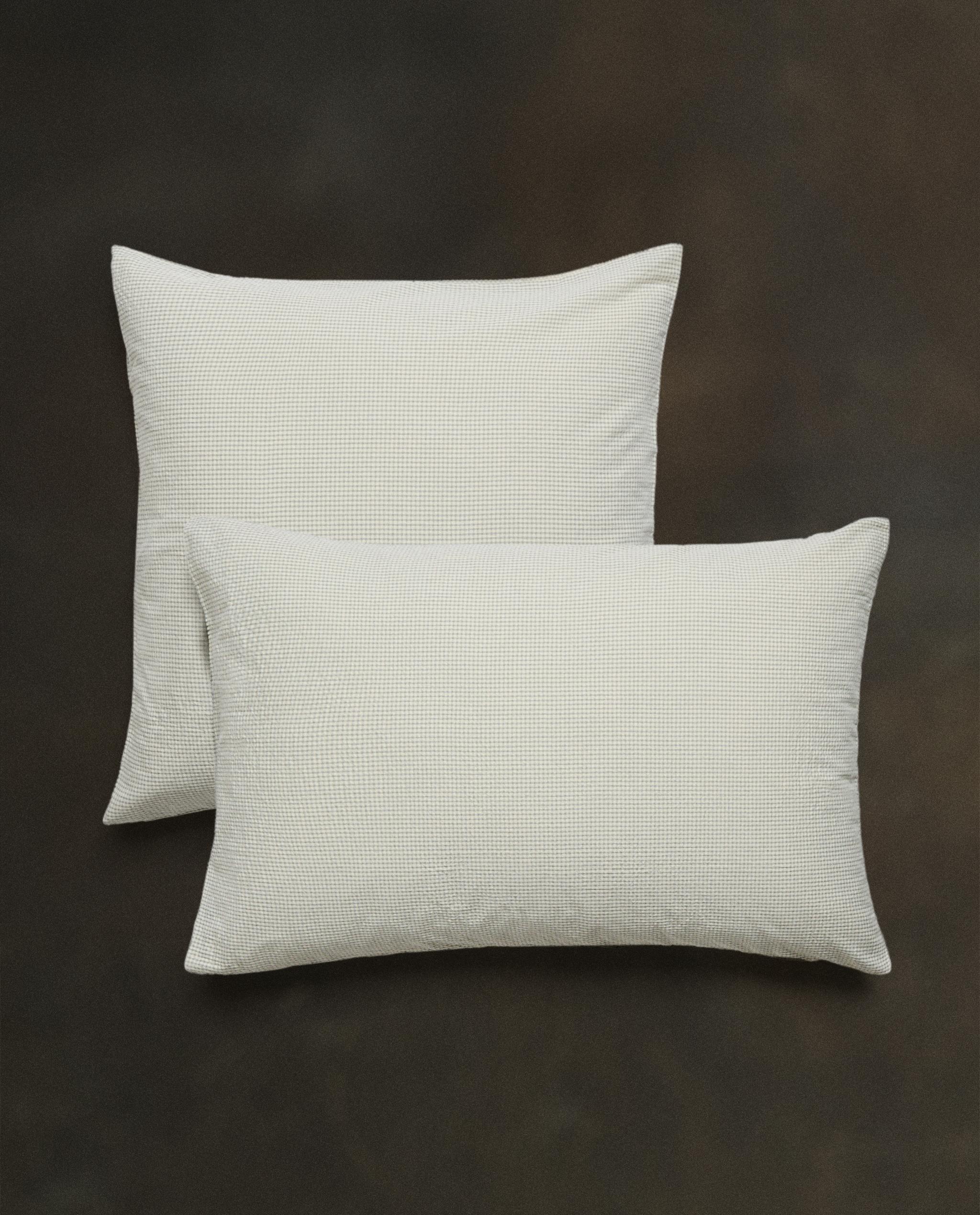 KOPFKISSENBEZUG AUS BAUMWOLLE MIT SEERSUCKER-KAROMUSTER | Zara Home ... KOPFKISSENBEZUG AUS BAUMWOLLE MIT SEERSUCKER-KAROMUSTER | Zara Home ...