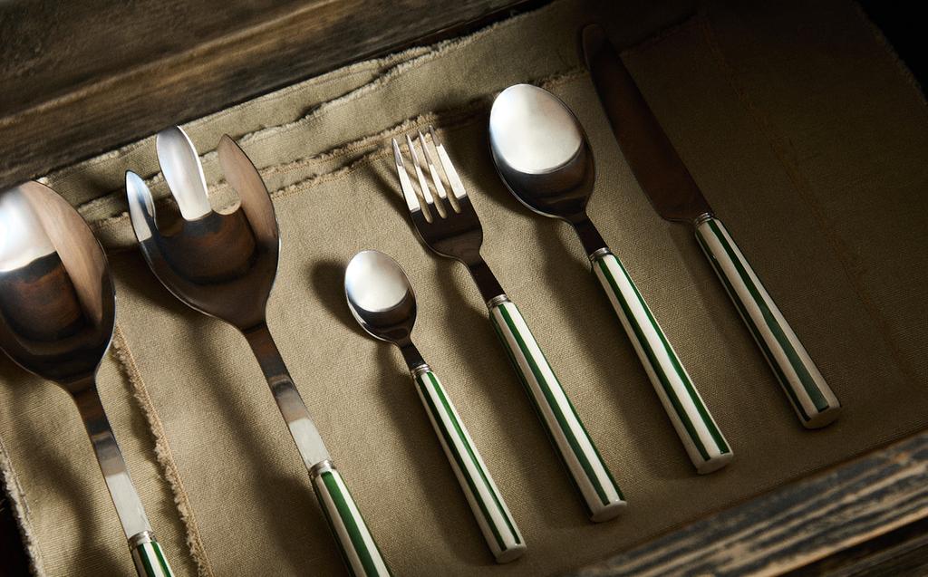 CUTLERY SET WITH CERAMIC HANDLE