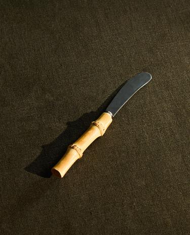 BUTTER KNIFE WITH BAMBOO HANDLE