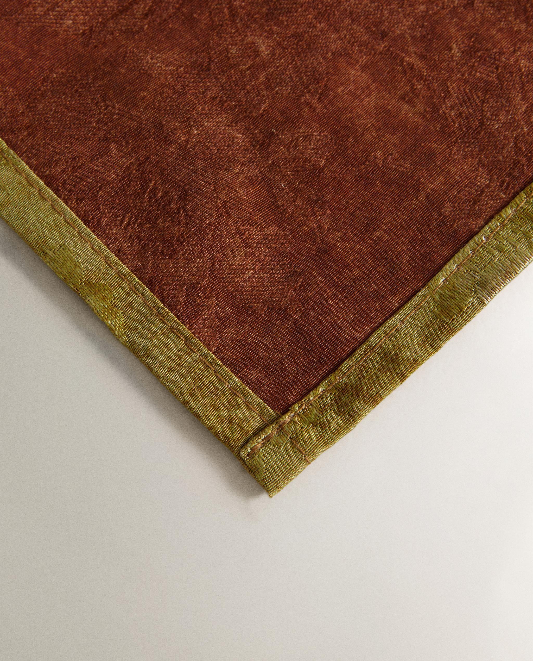 REVERSIBLE SATIN NAPKINS (PACK OF 2) | MARISA BERENSON product thumbnail 3