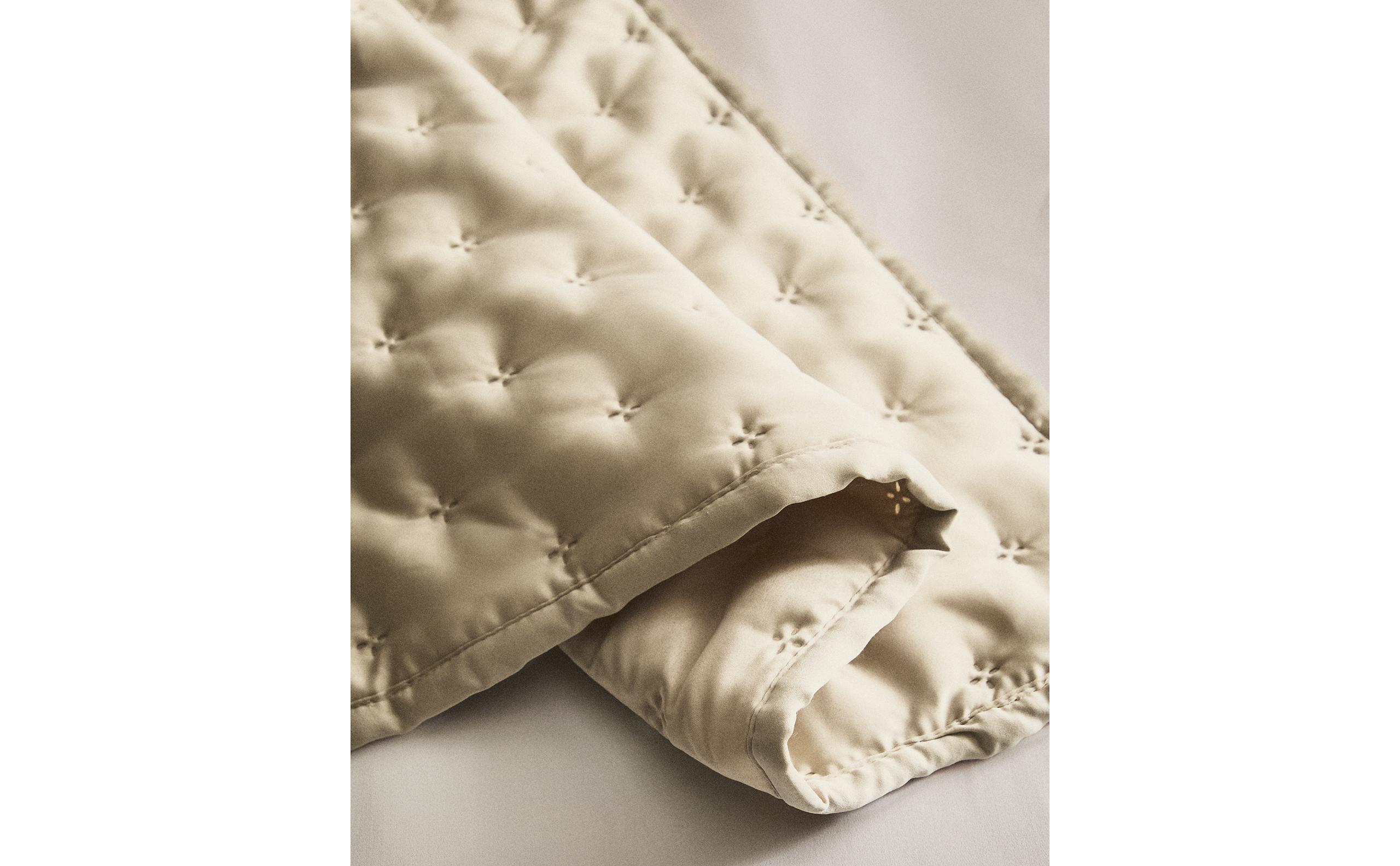 PLAIN QUILTED BEDSPREAD WITH KNOTS product thumbnail 17