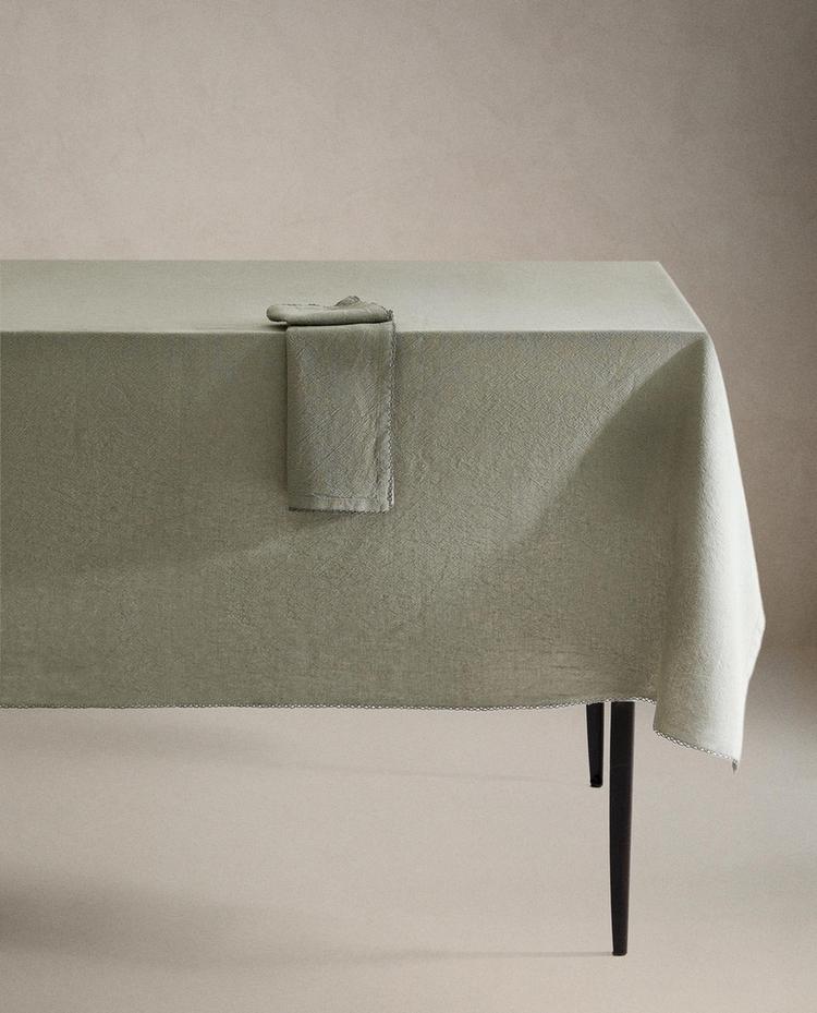 PLAIN DYED THREAD TABLECLOTH