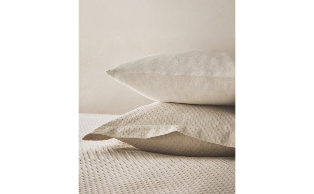 CUSHION COVER WITH POLKA DOT DESIGN CUSHION COVER WITH POLKA DOT DESIGN