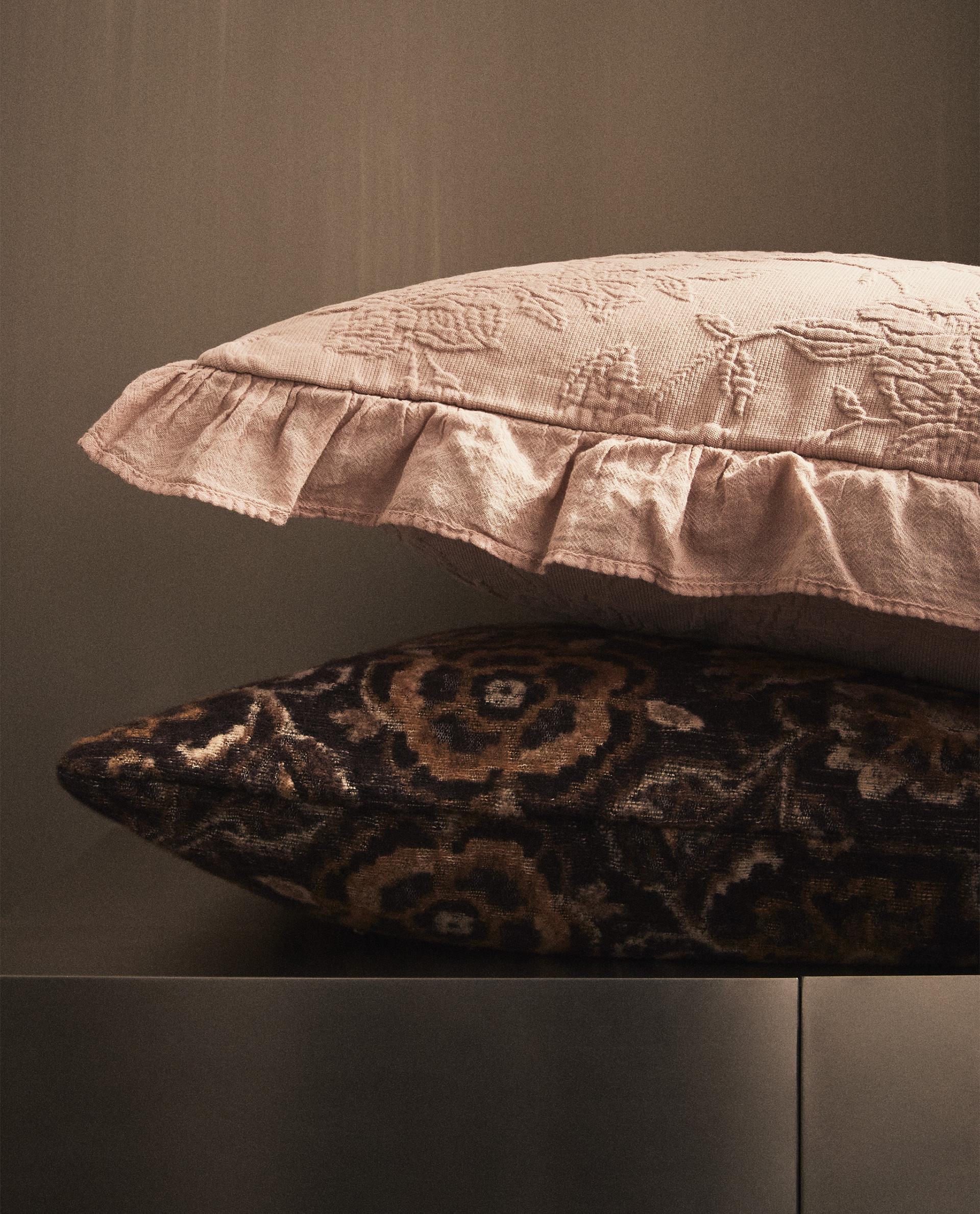 JACQUARD CUSHION COVER WITH RUFFLE JACQUARD CUSHION COVER WITH RUFFLE