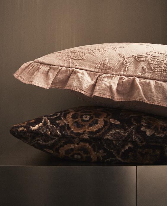 JACQUARD CUSHION COVER WITH RUFFLE JACQUARD CUSHION COVER WITH RUFFLE