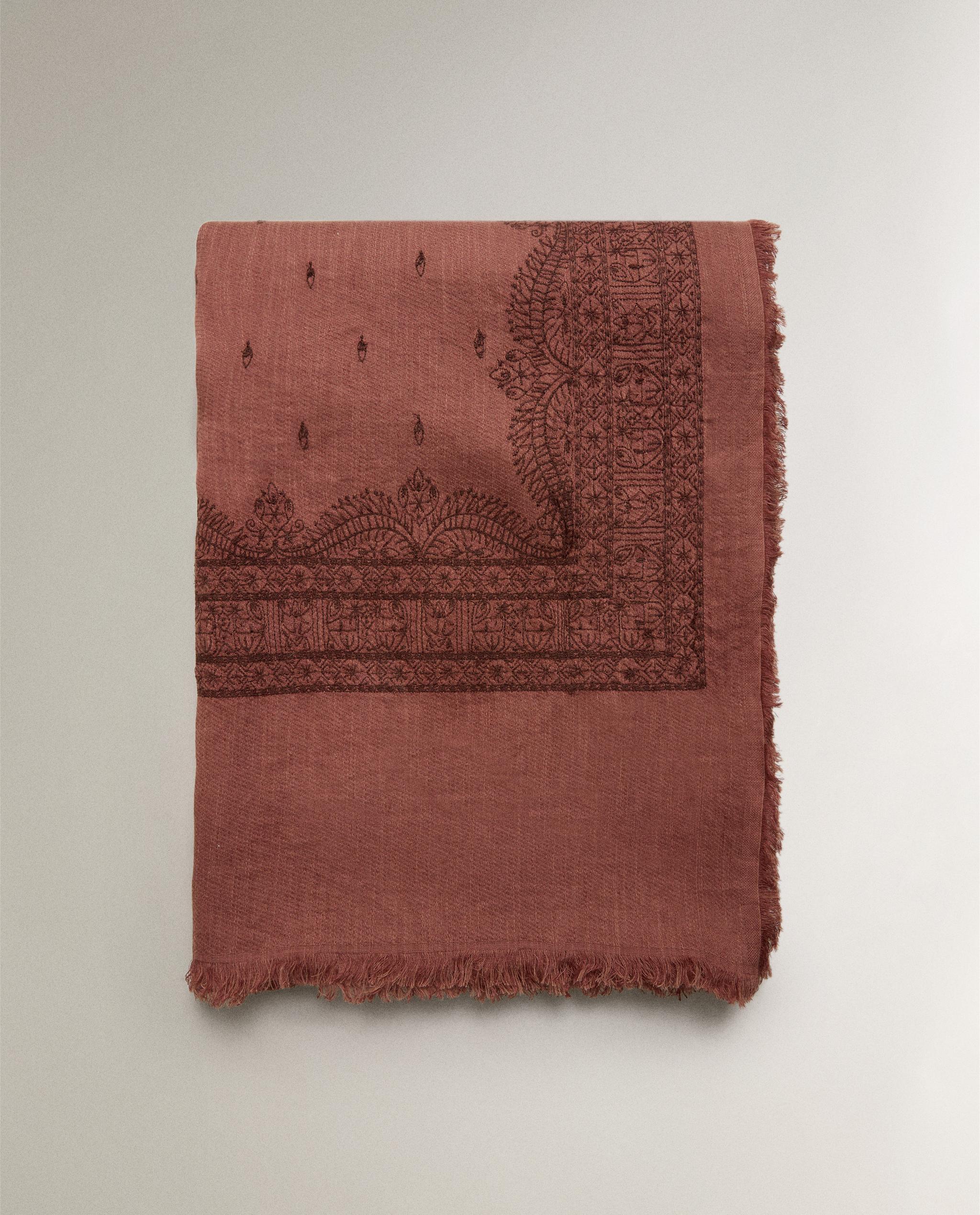 EMBROIDERED LINEN AND COTTON BLANKET product thumbnail 6