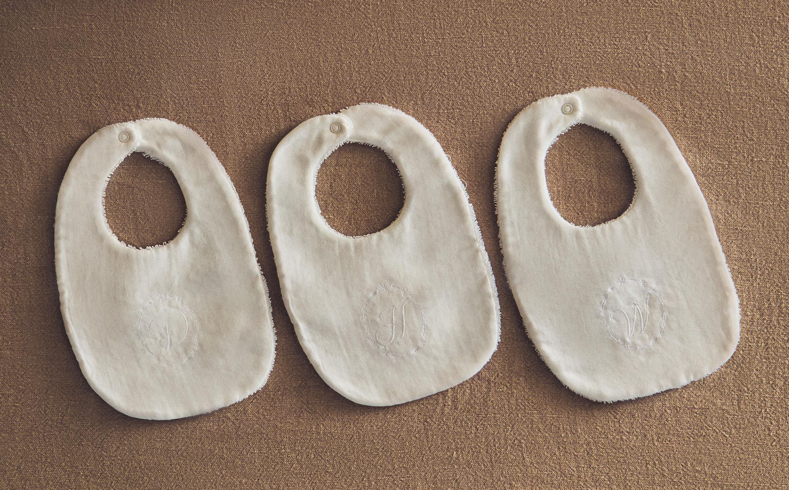 CHILDREN'S BIBS WITH LETTER DETAIL