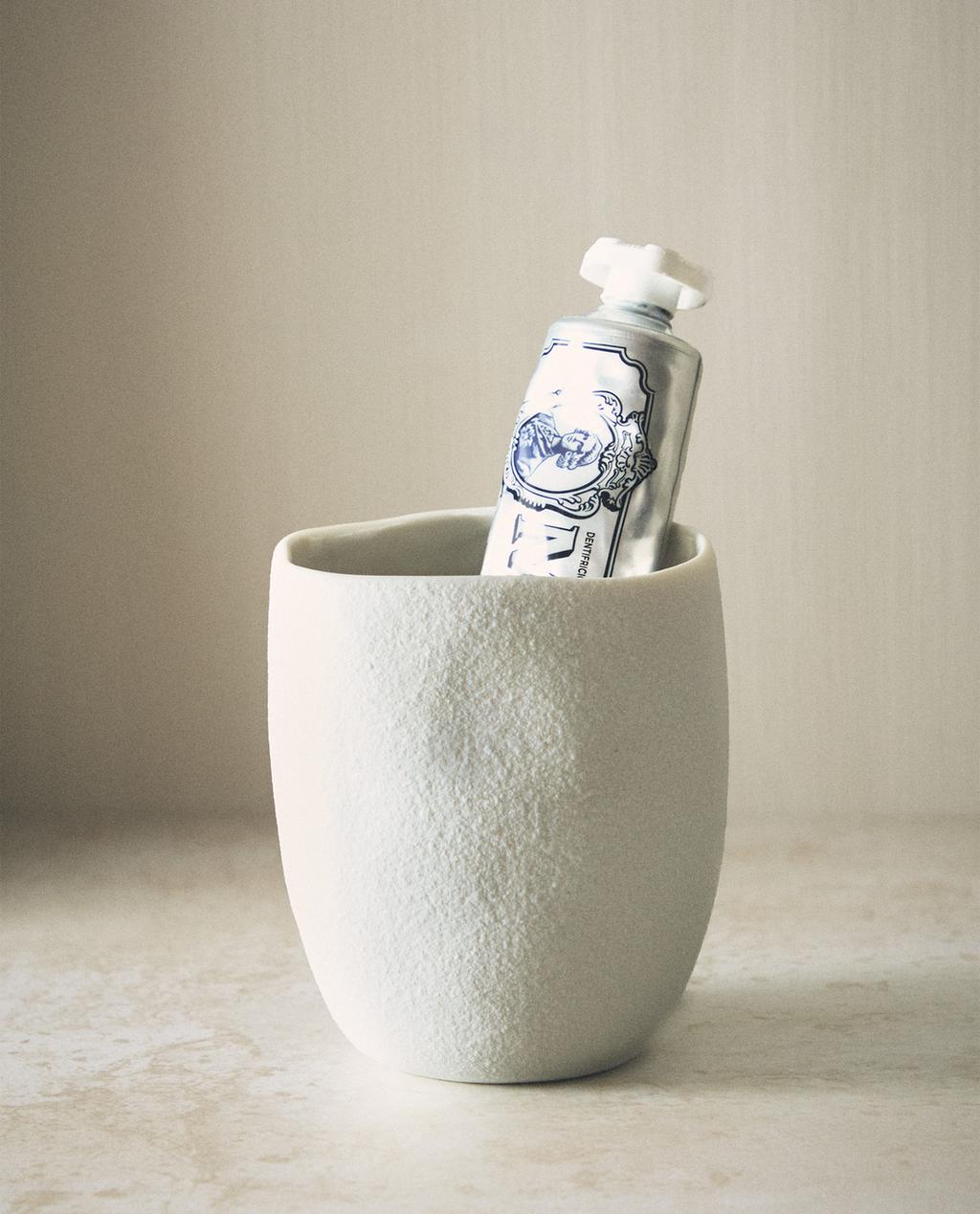 TEXTURED TOOTHBRUSH HOLDER