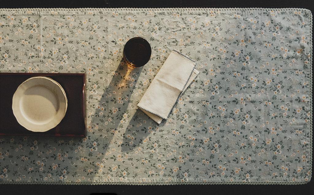 CHEMIN DE TABLE FLEURS SAUVAGES AVEC DENTELLE